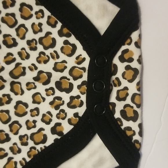 KYLE & DEENA leopard ruffled onesie 3-6m - Picture 4 of 7